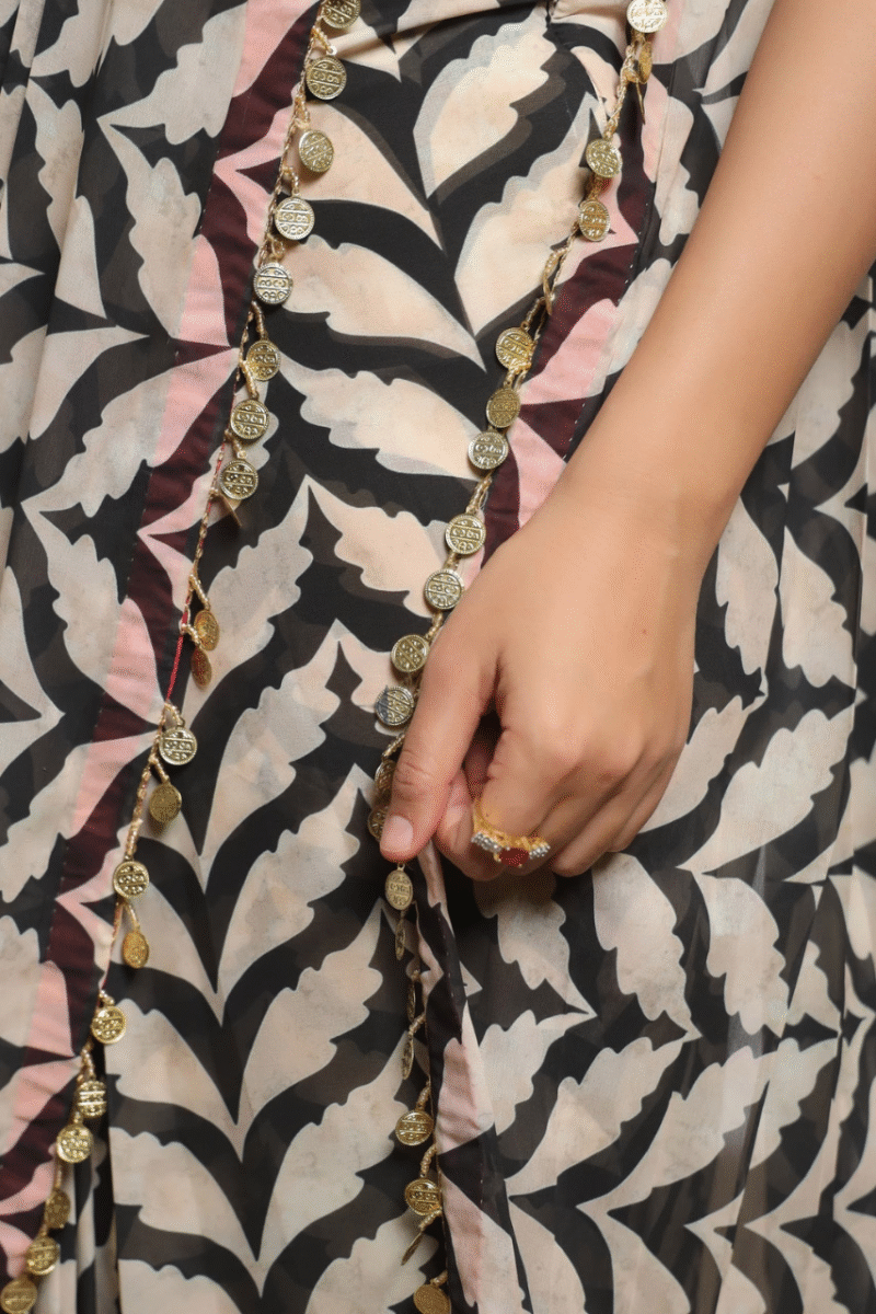 Trendy Saree With Heavy Designer  Blouse - Image 5
